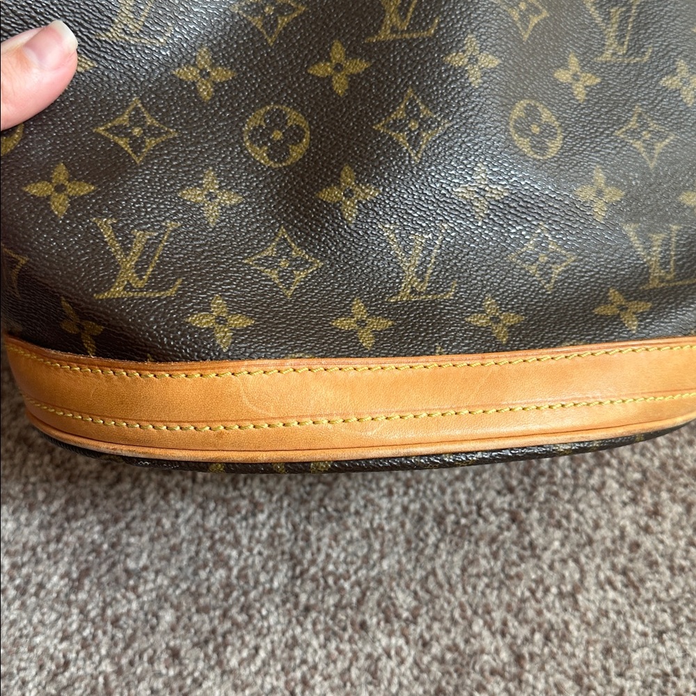 LOUIS VUITTON Monogram Petit Bucket 23 - Picture 4 of 11